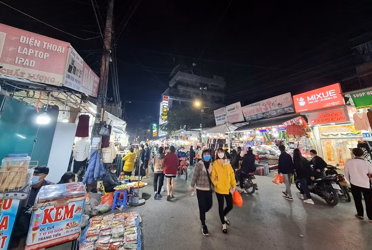 Tối ngày 18/1/2022, ghi nhận của phóng viên báo Tri thức và Cuộc sống tại địa chỉ mua sắm giá sinh viên - chợ Phùng Khoang (Hà Nội), nhiều mặt hàng như quần áo, túi xách, giày dép… đang được các ki-ốt xả mạnh, thu hút được rất nhiều khách hàng.