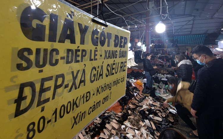 Các loại giày dép nữ cũng được xả hàng từ 80 nghìn đồng - 100 nghìn đồng/1 đôi.