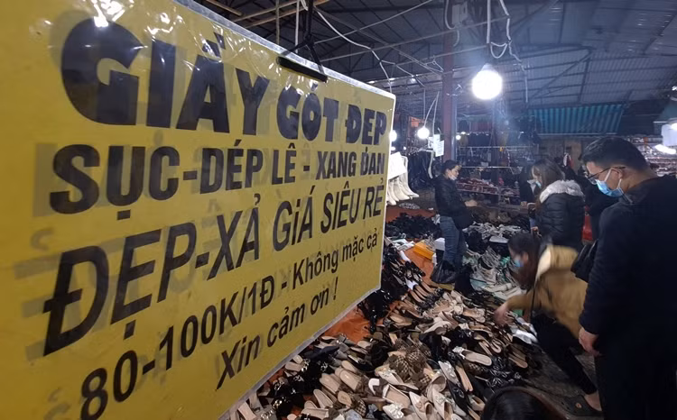 Các loại giày dép nữ cũng được xả hàng từ 80 nghìn đồng - 100 nghìn đồng/1 đôi.