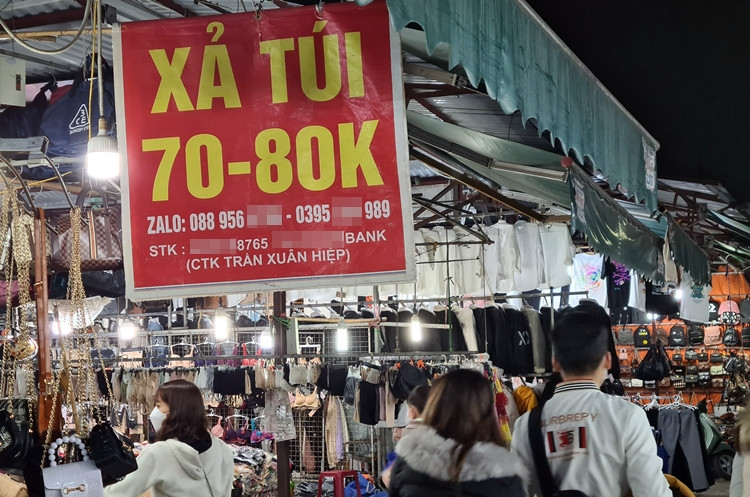 Để khách hàng thuận tiện, nhanh chóng trong việc mua sắm, nhiều chủ ki-ốt in công khai thông tin số tài khoản ngân hàng của mình trên băng rôn xả hàng để khách giao dịch.