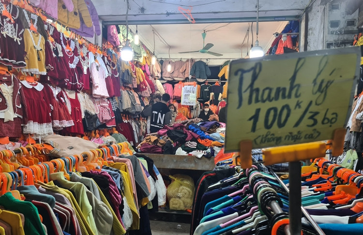 Một số ki-ốt thì thanh lý "sốc" với 100 nghìn đồng/3 sản phẩm, giá này khách không được mặc cả.