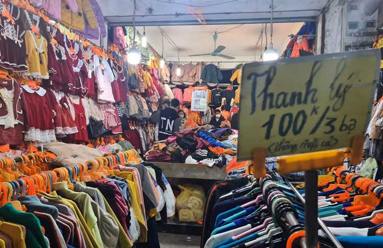 Một số ki-ốt thì thanh lý "sốc" với 100 nghìn đồng/3 sản phẩm, giá này khách không được mặc cả.