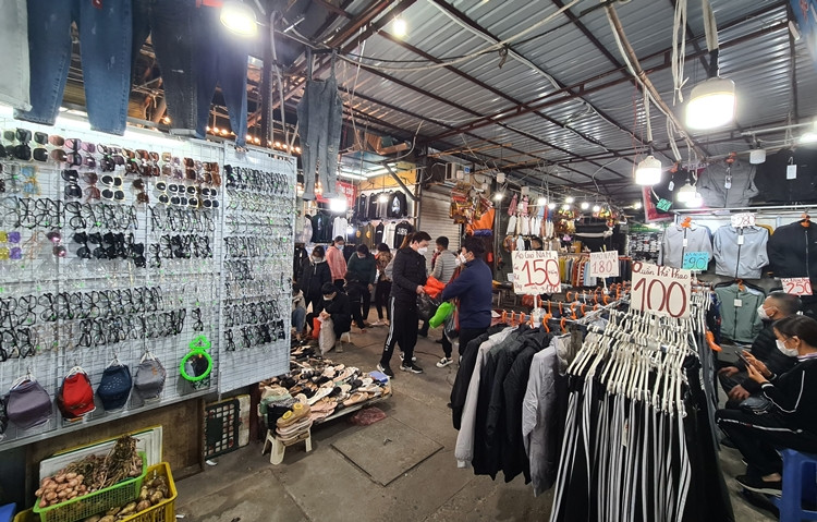 Nhiều mẫu áo khoác nam bán tại đây chỉ có giá 150 nghìn đồng/chiếc.