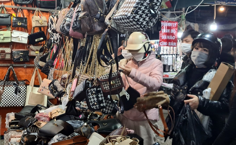 Túi xách nữ đủ các loại mẫu mã, giá giao động khoảng 70 nghìn đồng trở lên.