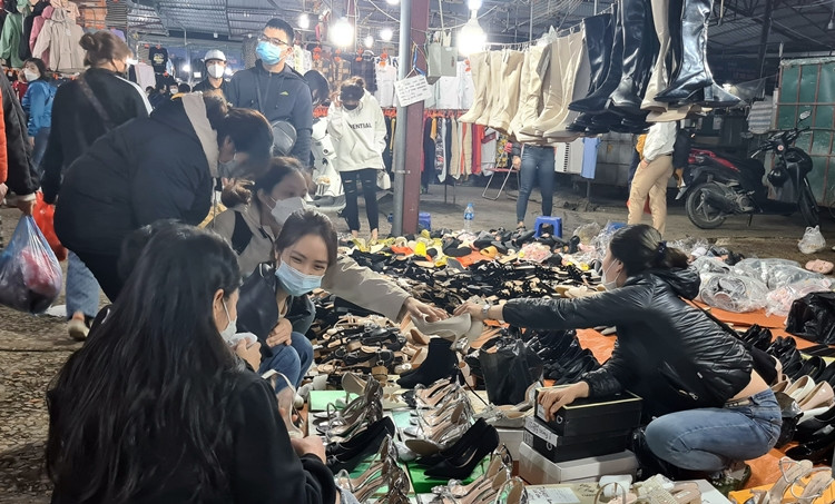 Các sản phẩm ở đây có đủ mẫu mã, giá lại rẻ nên được rất nhiều bạn trẻ ưa thích.