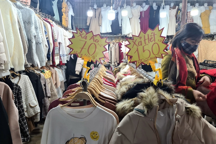 Các chủ buôn thi nhau chăng biển, băng rôn để xả hàng dịp Tết.