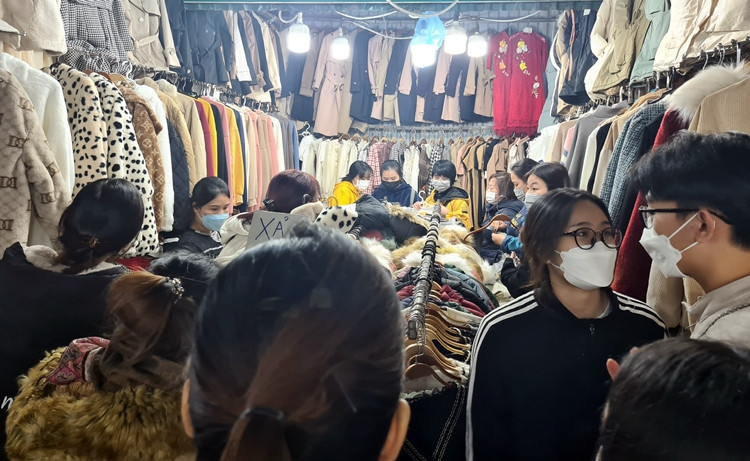 Tại những ki-ốt chăng biển xả hàng đều thu hút rất đông khách mua sắm.