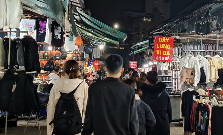 Chợ Phùng Khoang là điểm đến hấp dẫn đối với các sinh viên, những người lao động xa quê, họ chen nhau hồ hởi chọn quần áo, giày dép, túi xách, dây lưng... cho mình hay mua về làm quà tặng người thân dịp Tết.