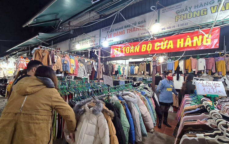 Những băng rôn in chữ “xả toàn bộ cửa hàng”, “xả áo”, hay “xả hết” được treo khắp các ki-ốt trong khu chợ. Nhiều sản phẩm còn được "xả đồng giá", khách thoải mái chọn lựa.