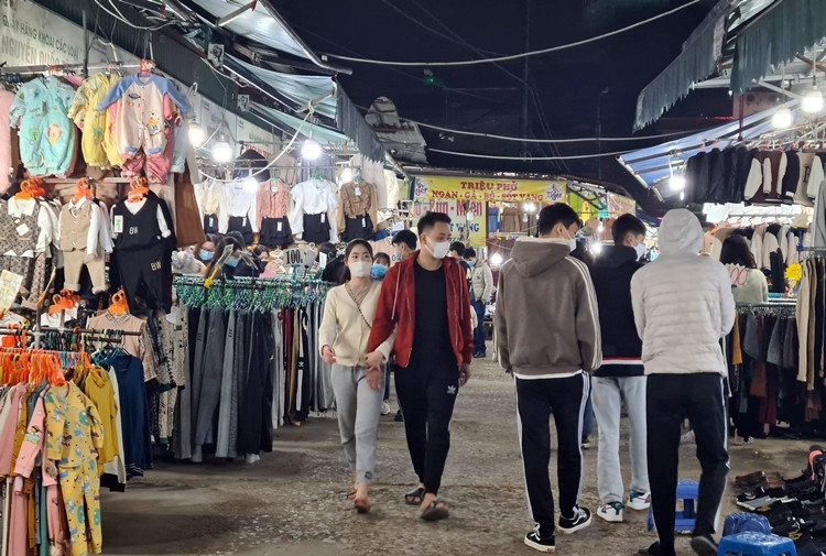 Tại khu chợ này, các sản phẩm thời trang cũng khá đa dạng về mẫu mã, giá cả phải chăng nên thu hút được nhiều các bạn trẻ, thậm chỉ cả những người lớn tuổi đến mua sắm những ngày cận Tết Nguyên đán Nhâm Dần 2022.