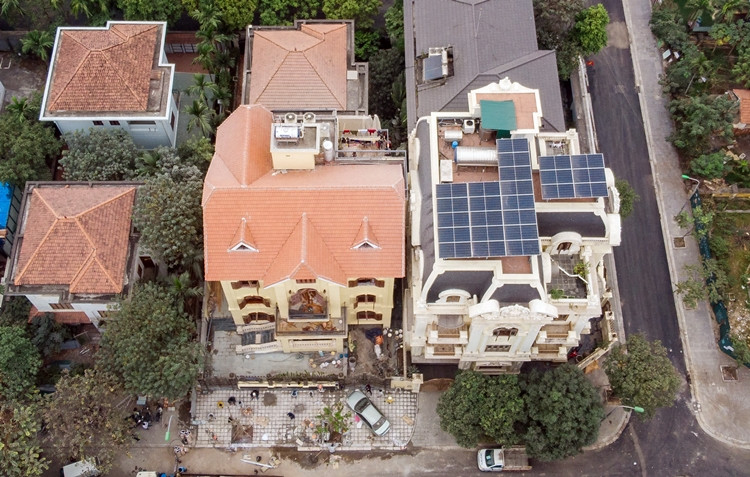 Đáng nói, thời điểm phóng viên ghi nhận, hiện trường dù có lực lượng chức năng nhưng hàng chục công nhân vẫn thản nhiên thi công công trình rầm rộ, công khai.