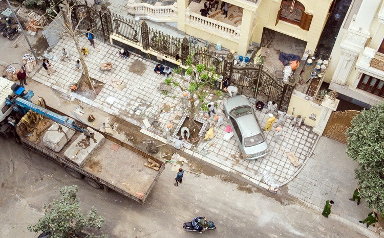 Tại công trình biệt thự vi phạm số 9 lô B, khu biệt thự 5,2ha, trước đó có hàng rào tôn do UBND phường Yên Hòa dựng lên, nay đã bị “phá” hoàn toàn.