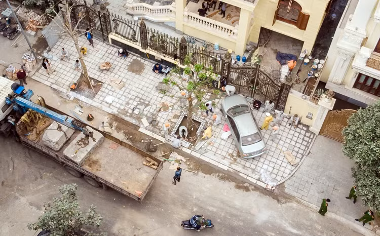 Tại công trình biệt thự vi phạm số 9 lô B, khu biệt thự 5,2ha, trước đó có hàng rào tôn do UBND phường Yên Hòa dựng lên, nay đã bị “phá” hoàn toàn.