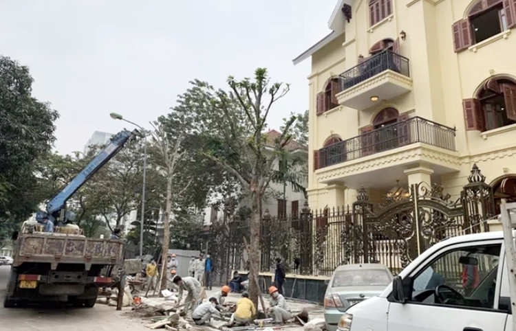 Dù đang bị đình chỉ nhưng chỉ trong vài ngày, nhiều hạng mục tại biệt thự vi phạm số 9 lô B, khu biệt thự 5,2ha đã được hoàn thiện đầy bất ngờ.