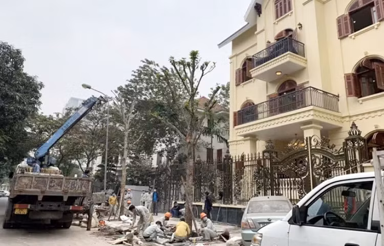 Dù đang bị đình chỉ nhưng chỉ trong vài ngày, nhiều hạng mục tại biệt thự vi phạm số 9 lô B, khu biệt thự 5,2ha đã được hoàn thiện đầy bất ngờ.