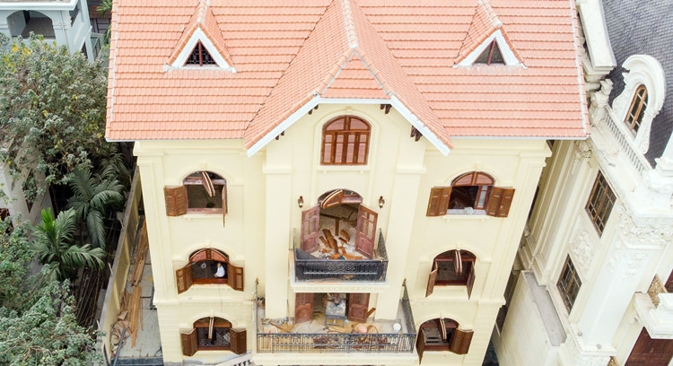 Các hạng mục nhanh chóng được hoàn thiện, dù công trình đang bị đình chỉ tuyệt đối.