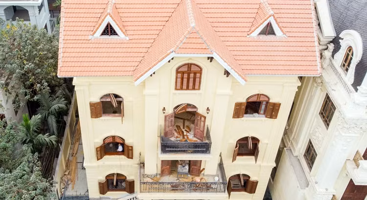 Các hạng mục nhanh chóng được hoàn thiện, dù công trình đang bị đình chỉ tuyệt đối.