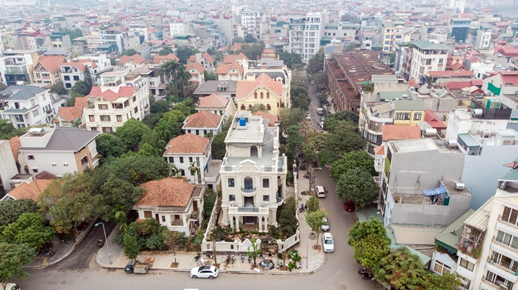 Tại báo cáo gửi Ban Dân Nguyện thuộc Ủy ban Thường vụ Quốc hội và UBND TP.Hà Nội về việc xử lý công trình này, ông Trần Việt Hà - Phó Chủ tịch UBND quận Cầu Giấy cho biết, để xảy ra việc công trình biệt thự số 9 lô B, khu biệt thự 5,2ha vi phạm TTXD, loạt cán bộ Tổ quản lý TTXD đô thị phường Yên Hòa bị xử lý, kỷ luật. Cùng với đó, Sở Quy hoạch - Kiến trúc yêu cầu quận Cầu Giấy làm theo đúng quy hoạch khi quận này có văn bản xin ý kiến về cấp phép xây dựng bổ sung công trình này.