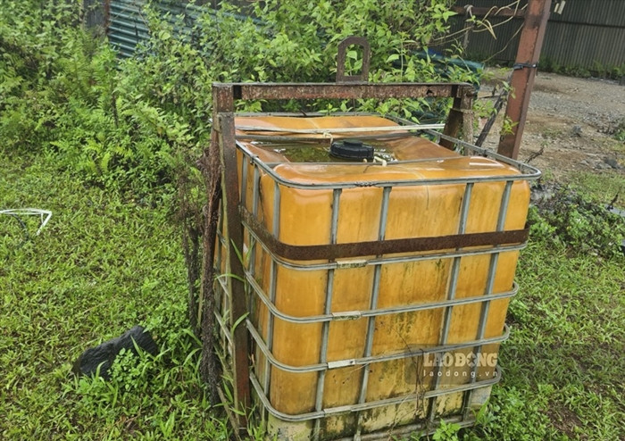 Nhiều dụng cụ phục vụ khai thác quặng apatit nằm lăn lóc ở hiện trường. (Ảnh: Lao Động).