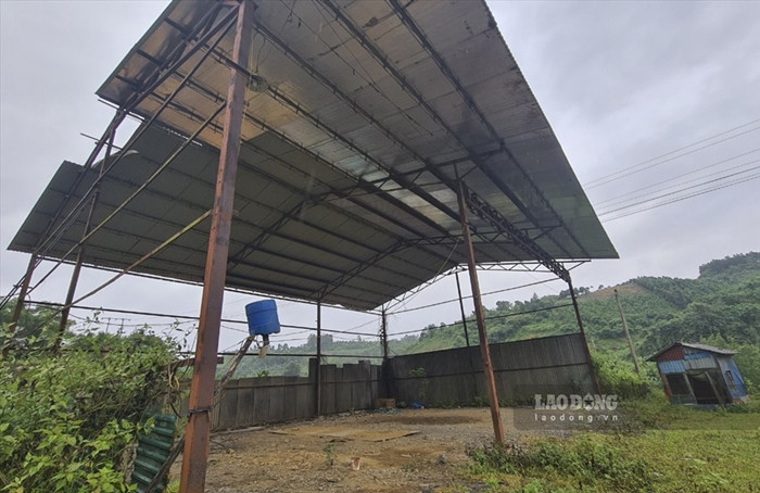 Dự án nghỉ dưỡng giờ là bãi đất hoang, vẫn có người canh gác... (Ảnh: Lao Động).