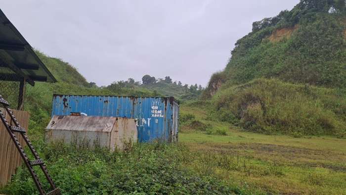 Các thùng container, thùng sắt được vứt trơ trọi giữa trời. (Ảnh: Dân Việt).