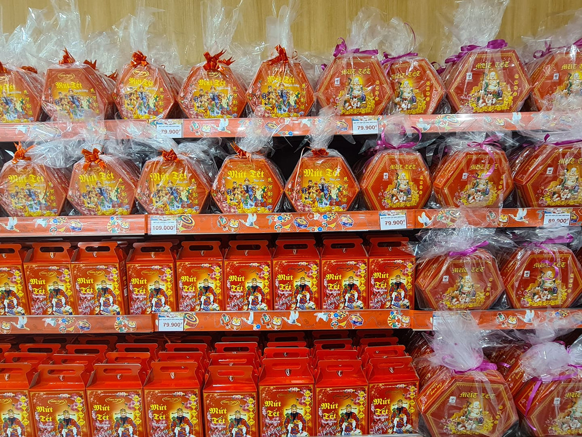 Mứt được xem như là một món ăn ngày Tết cổ truyền của nước ta cũng bày bán nhiều tại siêu thị này.