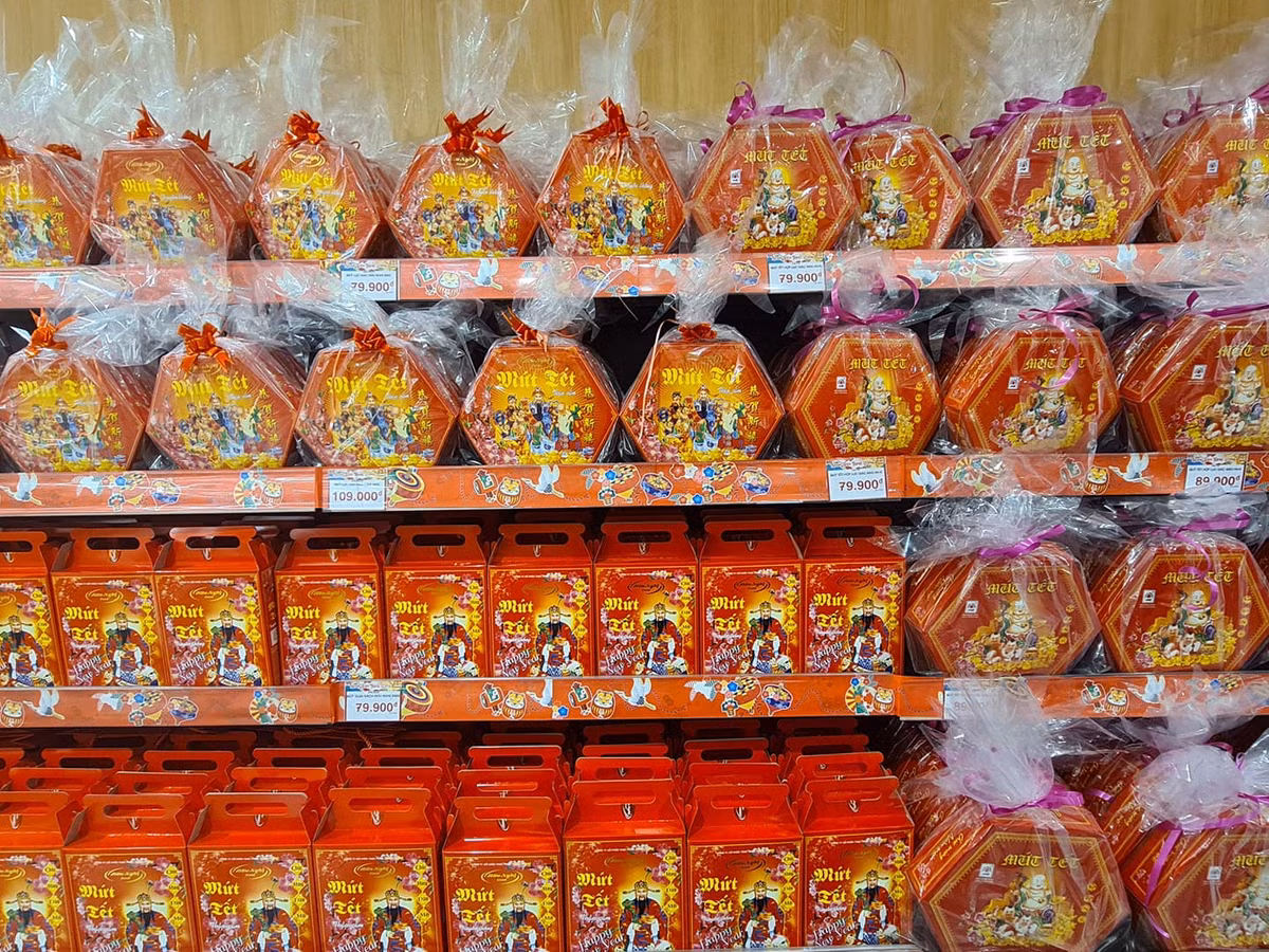 Mứt được xem như là một món ăn ngày Tết cổ truyền của nước ta cũng bày bán nhiều tại siêu thị này.