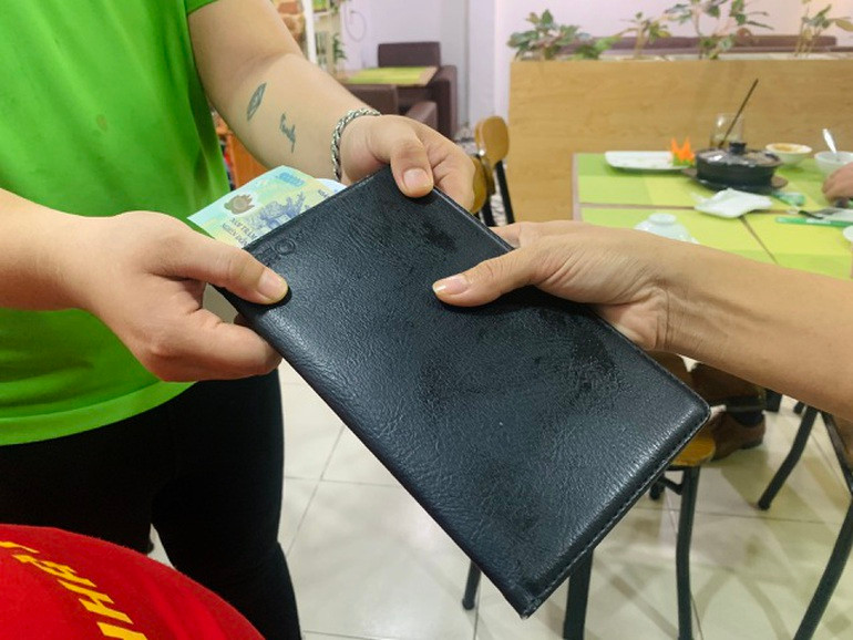 Kinh hai du tro choi xau khach hang cua nhan vien phuc vu-Hinh-4