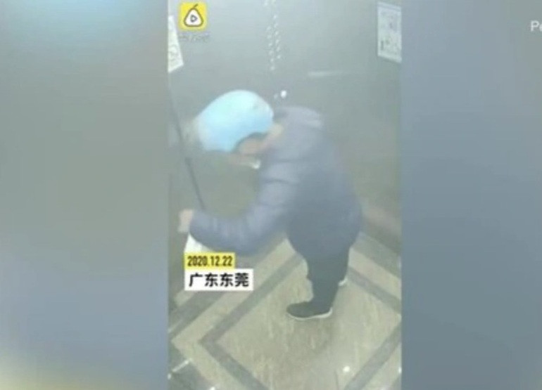 Kinh hai du tro choi xau khach hang cua nhan vien phuc vu-Hinh-2