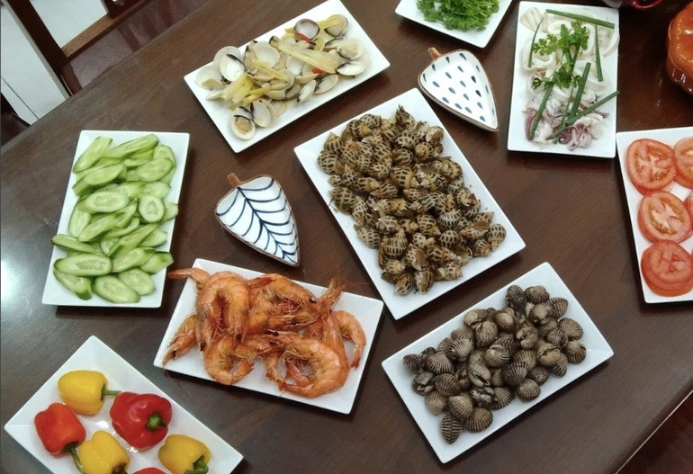 Kinh hai du tro choi xau khach hang cua nhan vien phuc vu