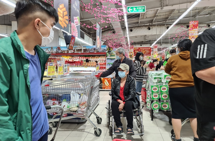 Nhiều người già lớn tuổi cũng cùng gia đình đến siêu thị mua sắm Tết.