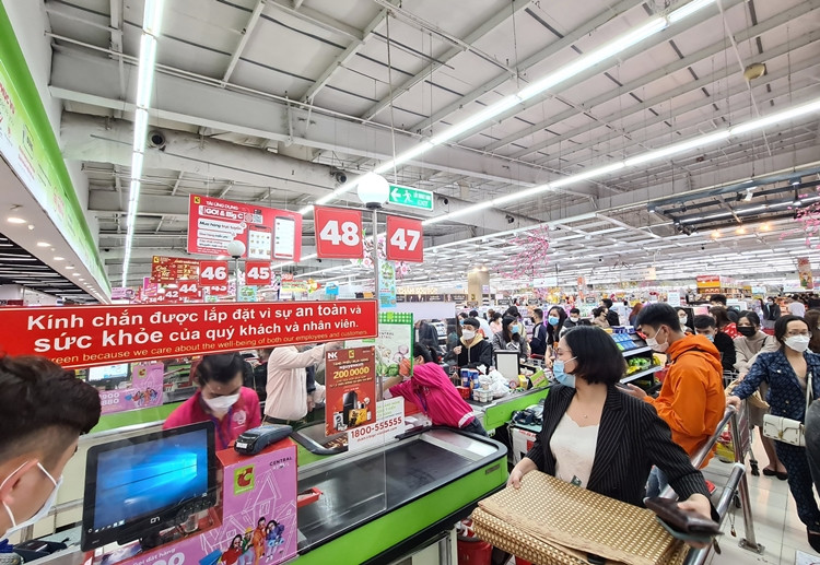 Trong thời điểm dịch bệnh COVID-19 đang diễn ra phức tạp, bên cạnh công tác đảm bảo nguồn cung hàng hóa, siêu thị cũng thực hiện đảm bảo các biện pháp phòng dịch để an tâm cho khách hàng và nhân viên.