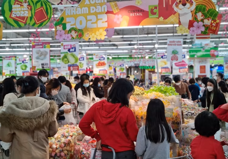 Lượng người tập trung mua sắm đông đúc ở các khu vực quầy bánh kẹo, trái cây sấy khô, rượu, bia, măng miến mộc nhĩ…