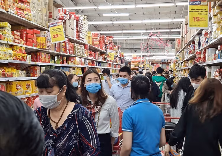 Ghi nhận của phóng viên báo Tri thức và Cuộc sống chiều tối ngày 27/1, lượng người dân kéo đến siêu thị BigC Duy Hưng (Hà Nội) mua sắm những đồ dùng, thực phẩm thiết yếu phục vụ cho dịp Tết Nguyên đán Nhâm Dần 2022 khá đông.