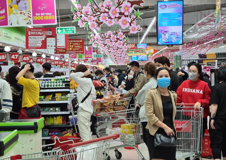 Tại khu vực quầy thanh toán đều đông kín người dân xếp hàng, chờ tới lượt.