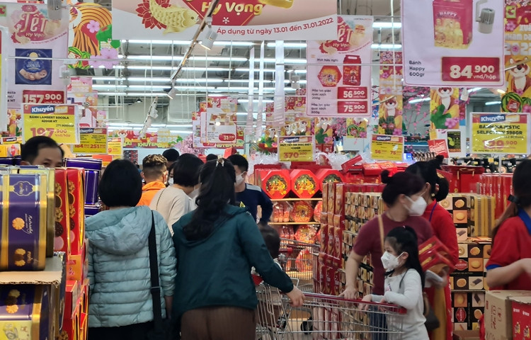 Hầu hết, các lối đi ở khu vực quầy bánh kẹo, rượu bia, nước giải khát bên trong siêu thị đều đông kín người.