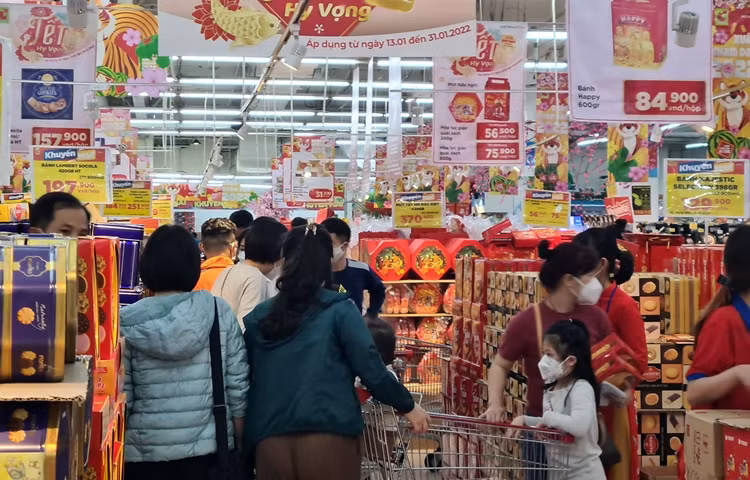 Hầu hết, các lối đi ở khu vực quầy bánh kẹo, rượu bia, nước giải khát bên trong siêu thị đều đông kín người.