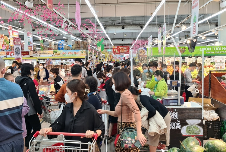 Khung cảnh người dân mua sắm Tết nhộn nhịp tại siêu thị BigC Trần Duy Hưng vào chiều tối 27/1.