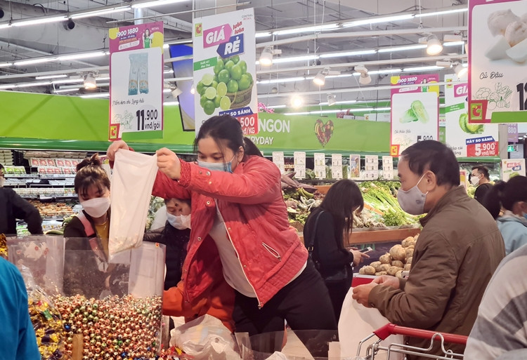 Các mặt hàng bánh kẹo, nước giải khát và đặc sản vùng miền cũng được đẩy mạnh để giới thiệu với người tiêu dùng.