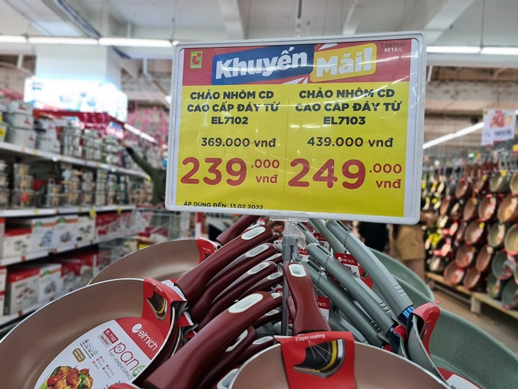 Nhiều mặt hàng đồ gia dụng cũng được khuyến mãi lớn, hấp dẫn khách hàng.