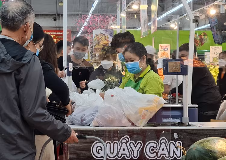 Các nhân viên siêu thị làm việc không ngừng nghỉ.