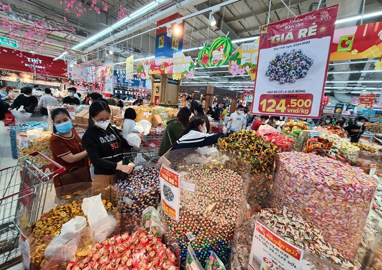 Hàng hoá phục vụ người dân mua sắm Tết dồi dào với nhiều khuyến mãi lớn.
