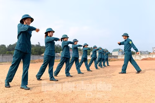  Nữ dân quân xã Hà Châu, huyện Phú Bình, tỉnh Thái Nguyên luyện tập điều lệnh đội ngũ. Ảnh: QĐND.