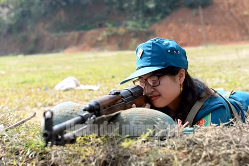 Nữ tự vệ Ma Thúy Hiền, đến từ Phòng Kinh tế TP Bắc Kạn tập trung cao độ cho đường ngắm bắn. Ảnh: QĐND.