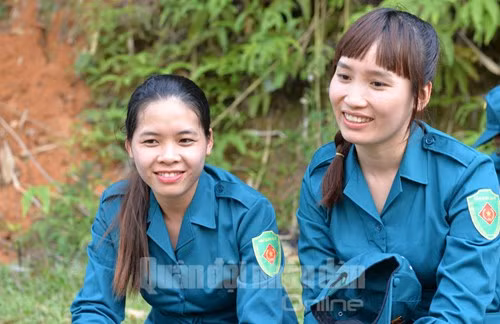 Các nữ tự vệ Mai Thị Thanh (bên trái) và Hà Thị Nhung, giáo viên Trường THPT Bắc Kạn, trong phút giải lao giữa giờ huấn luyện. Ảnh: QĐND.