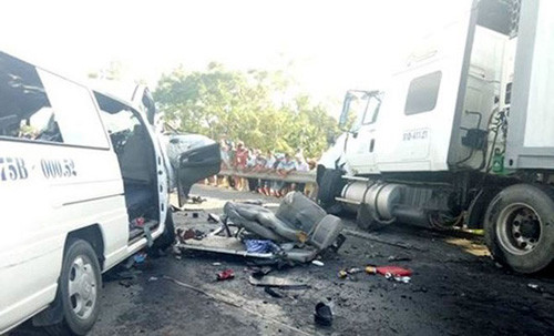 Xe Container no lop dam nhieu xe, 12 nguoi nhap vien