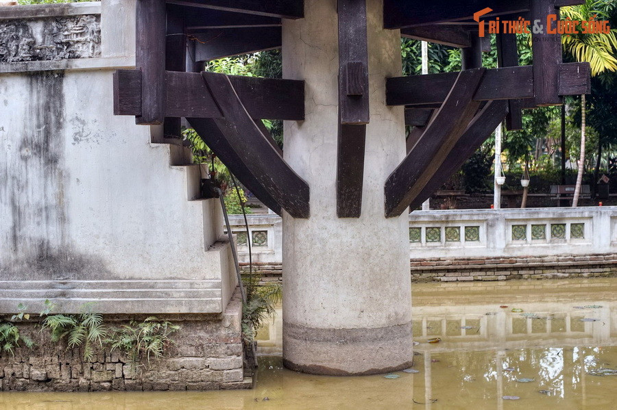 Bên cạnh ý nghĩa Phật giáo và đạo lý truyền thống, kiến trúc chùa Một Cột còn mang dấu ấn của triết lý âm dương trong triết học Phương Đông, thể hiện ở hồ nước vòng ngoài hình vuông (tượng trưng cho âm ) và cột hình tròn (tượng trưng cho dương).