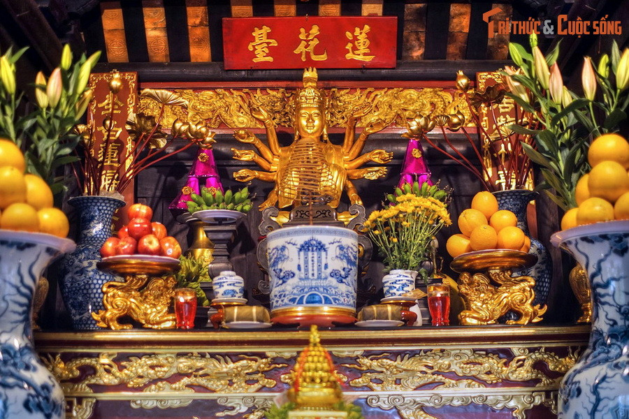 Và hoa sen cũng là loài hoa tinh khiết, biểu trưng tinh thần cao đẹp về đạo lý truyền thống rằng, làm con người sống giữa trần gian, sống trong lao khó nhưng hãy luôn giữ tâm hồn mình trong sạch như hoa sen chẳng nhuốm mùi tục lụy: “Trong đầm gì đẹp bằng sen...”.