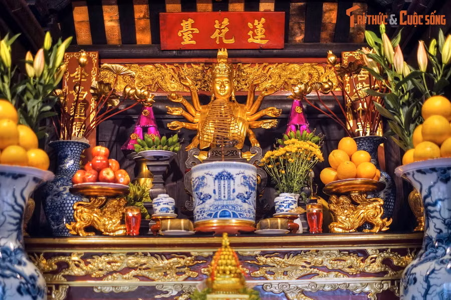 Và hoa sen cũng là loài hoa tinh khiết, biểu trưng tinh thần cao đẹp về đạo lý truyền thống rằng, làm con người sống giữa trần gian, sống trong lao khó nhưng hãy luôn giữ tâm hồn mình trong sạch như hoa sen chẳng nhuốm mùi tục lụy: “Trong đầm gì đẹp bằng sen...”.