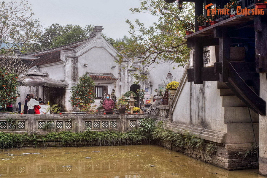 Hai yếu tố âm – dương này hoán chuyển cho nhau mà Kinh Dịch gọi “dịch là giao dịch”, bao gồm các tính chất: “trong dương có âm, trong âm có dương; âm thịnh dương suy, dương thịnh thì âm suy”. Đó chính là quy luật tuần hoàn tương khắc, tương sinh của vũ trụ...